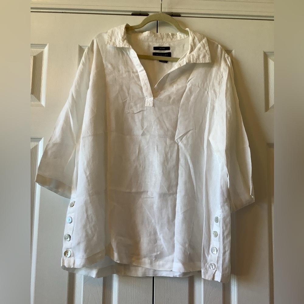 Lovely Tahari 100% Linen tunic with button accents